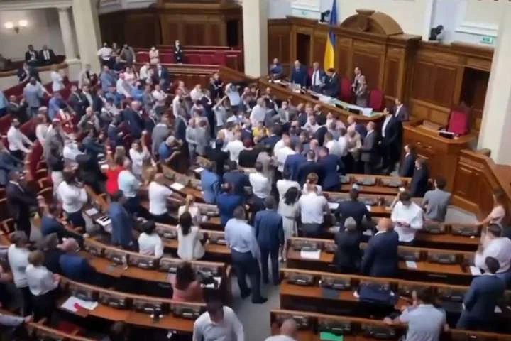Депутати почубилися. У Раді відбулася бійка, у центрі скандалу ОПЗЖ (відео)