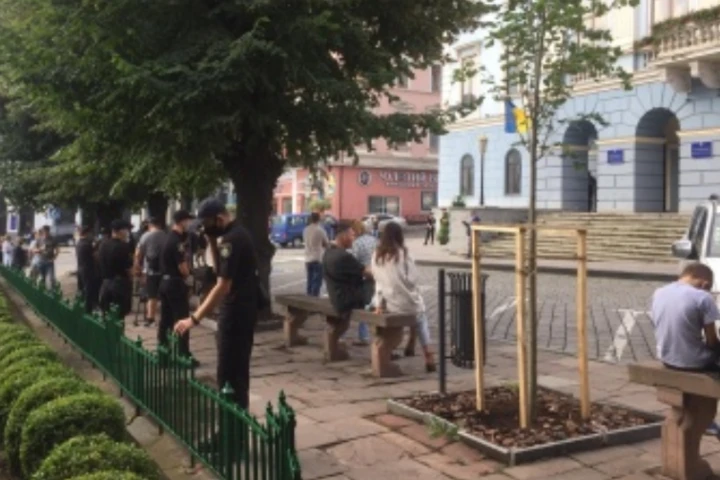Антикарантинний бунт. Поліція Чернівців взяла під захист міськраду