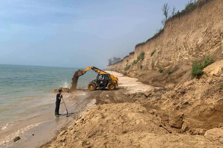 Зсув ґрунту на Одещині: рятувальники більше не шукають людей (фото)