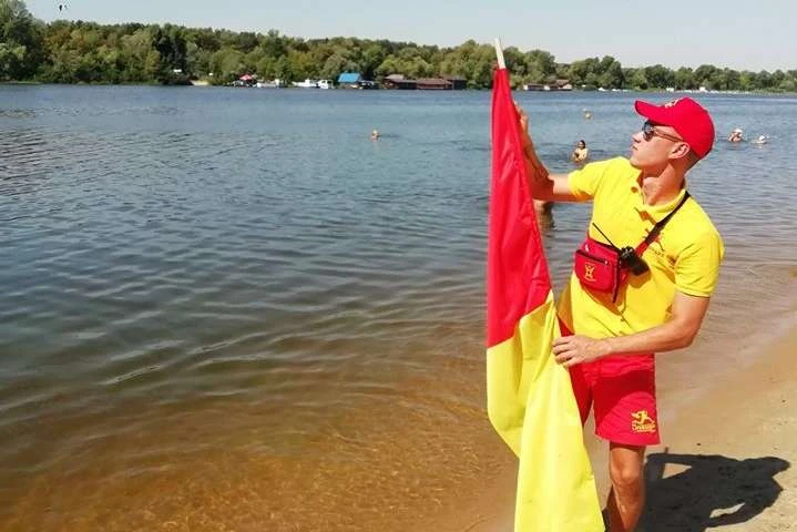 Показники води різко погіршились: на яких пляжах Києва заборонили купатися (список)