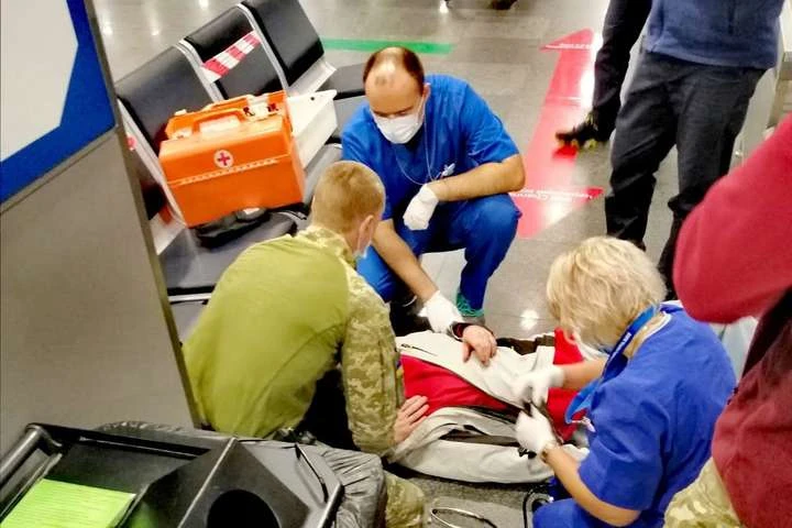 У «Борисполі» чоловік ледь не помер на лінії паспортного контролю