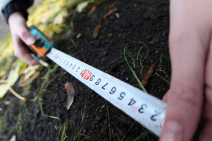 У Биківні чоловік захопив землю і намагався підробити документи на неї