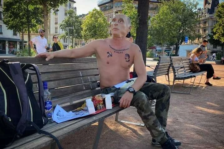 Горілка та «Новачок». У Женеві пройшла акція протесту проти Путіна (фото)