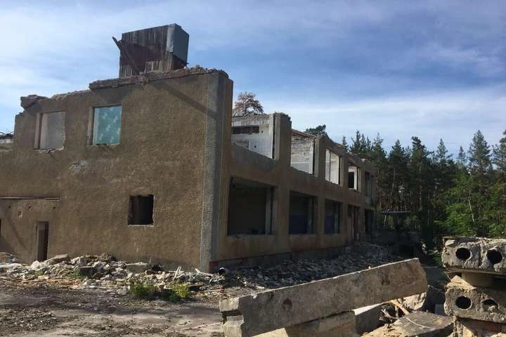 Залишилися самі руїни. Оголошено підозру підприємцю, що знищив санаторій під Києвом (фото)