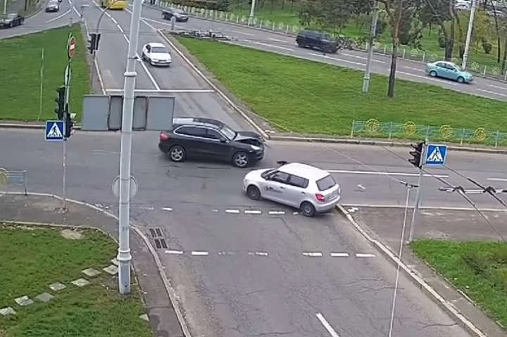У Києві водійка Skoda влаштувала ДТП із елітним Porsche (відео)