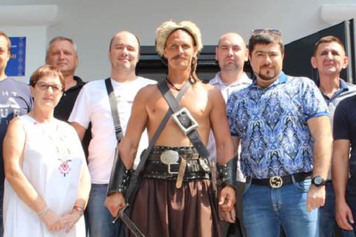 Козак, який розрубав огірок на руці Зеленського, йде в політику