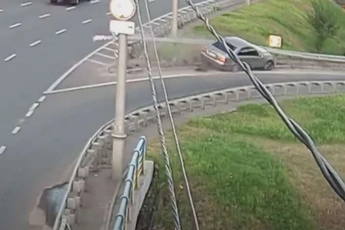 П’яне ДТП в Києві: Mercedes зніс відбійник, а водій прикинувся пасажиром (відео)
