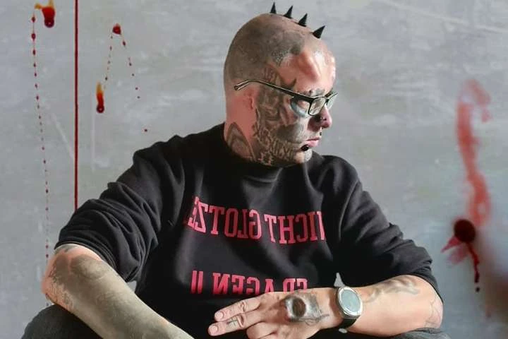 Мужчина с тату на все тело отрезал уши, чтобы хранить их в банке