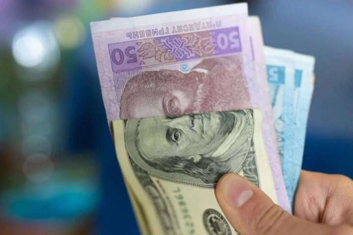 На міжбанку різко обвалилася гривня