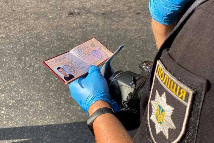 Поліцейського, який на маминій Інфініті влаштував розборки у центрі Києва, вигнали з поліції