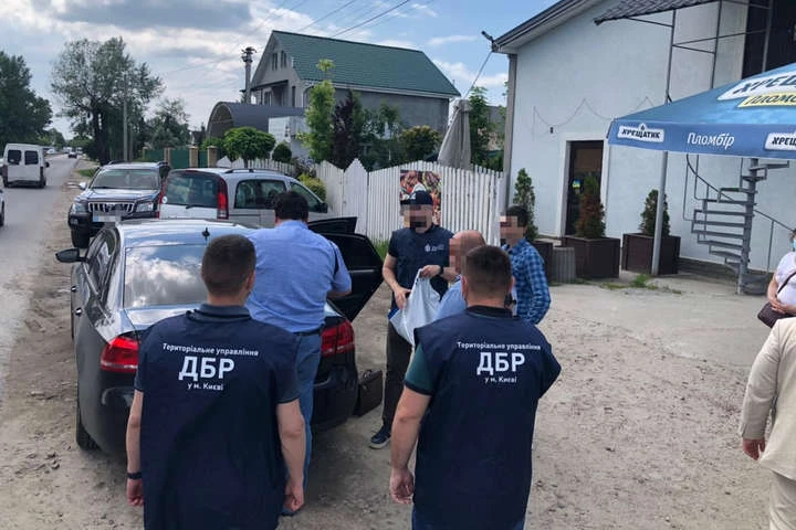 На Київщині податківець попався на хабарі (фото)