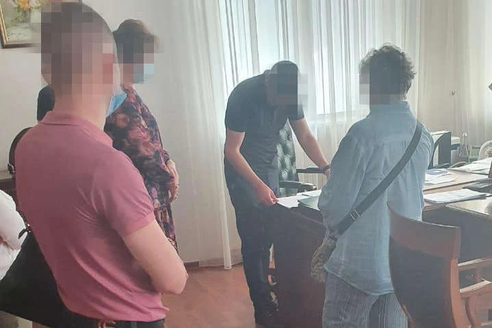 Столичні податківці за хабарі «не помітили» махінацій комерсантів на 2,5 млрд грн