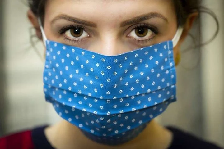 Вчені виявили, що коронавірус здатен проникати в тканини очей