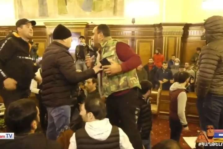 «Де зрадник Пашинян?»: у будівлю уряду Вірменії увірвалися демонстранти