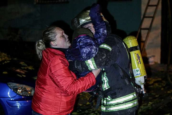 Вночі у Києві горіла багатоповерхівка: мешканців евакуювали (фото)