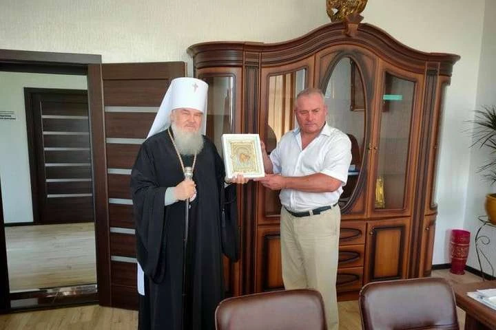 Московський піп та одіозний Лозінський відкрили радянський пам'ятник із серпом і молотом (фото)
