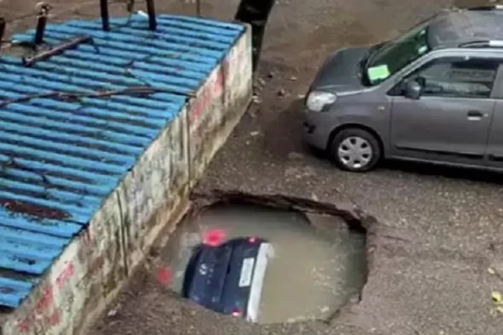 Страшне відео з Мумбаї: асфальт за секунди поглинув машину на парковц