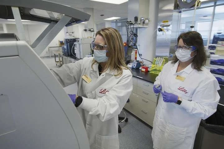AstraZeneca призупинила випробування вакцини від Covid-19: захворів доброволець