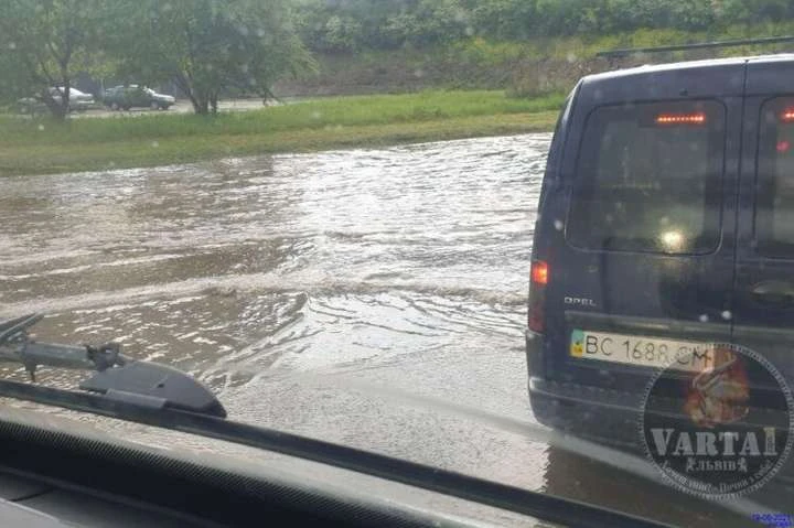 У Львові затопило вулицю Зелену