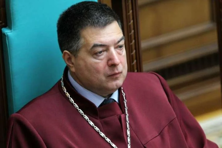 Голова Конституційного суду не збирається йти у відставку