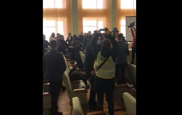 На сесії Сумської райради побилися депутати (відео)