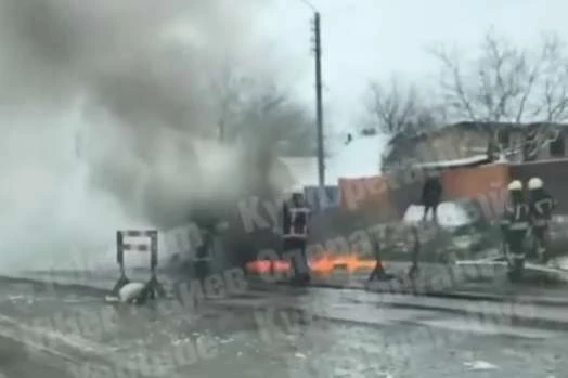 «Форд» вщент згорів на трасі під Києвом (відео)