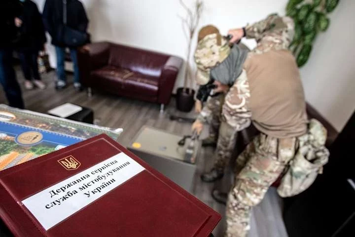 ЗМІ: СБУ влаштувала обшуки в офісах ДАБІ та компаній братів Горових і Ісаєнко