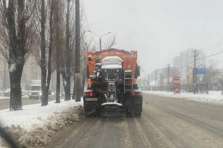 На Одещині техніка не встигає прибирати сніг. Водіям радять перечекати (відео)