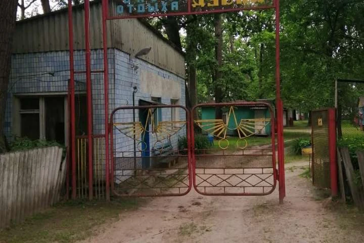 Під Києвом двоє дітей провалилось у вигрібну яму, дівчинка загинула