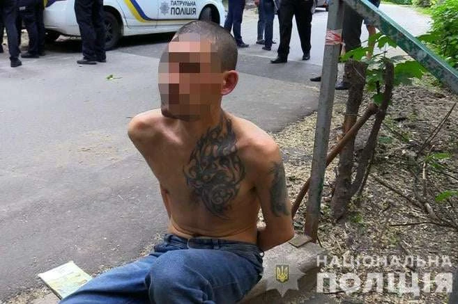 Криваве вбивство в Києві: молодик зарізав жінку й накинувся на її брата (фото, відео)