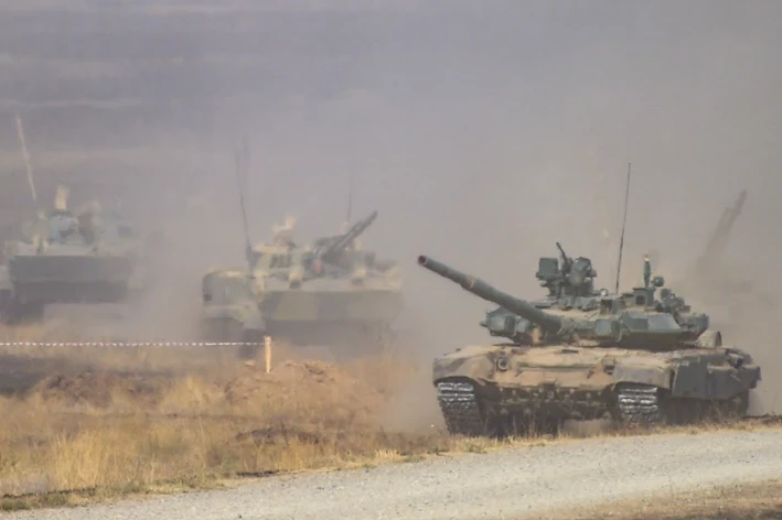 Російські терористи розмістили танки в окупованому селищі на Донбасі