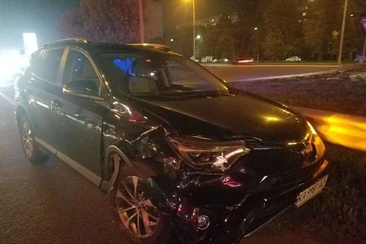 На Кільцевій у Києві байкер влетів у «Тойоту» (фото, відео)