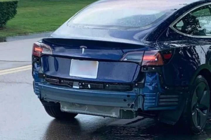 Компанія Tesla визнала, що бампери Model 3 не витримують дощ