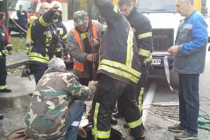 На колекторі в Києві сталась аварія: комунальників змило напором води (фото)