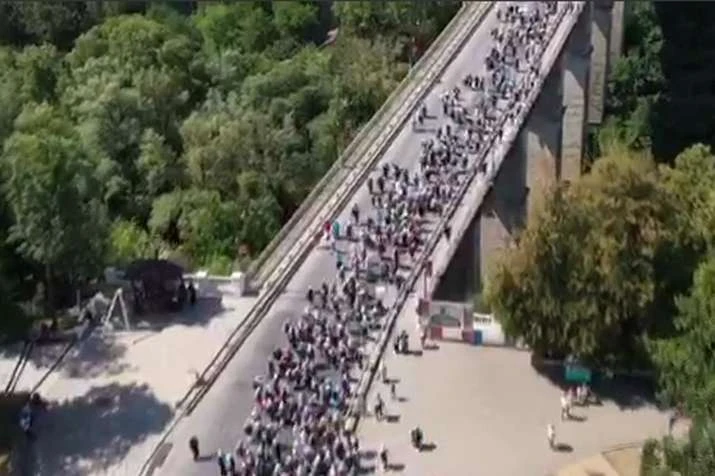 Московська церква повела багатотисячну хресну ходу на Почаїв