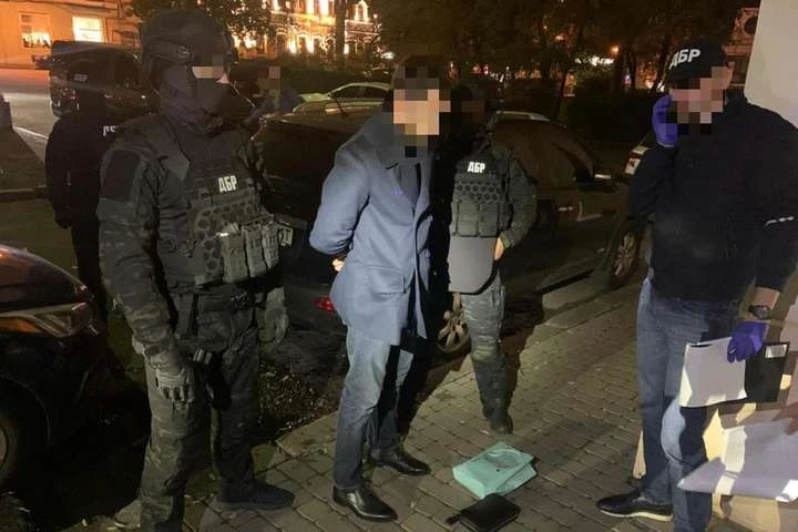 Слідчі ДБР затримали на хабарі у $200 тисяч одного з керівників Фіскальної служби