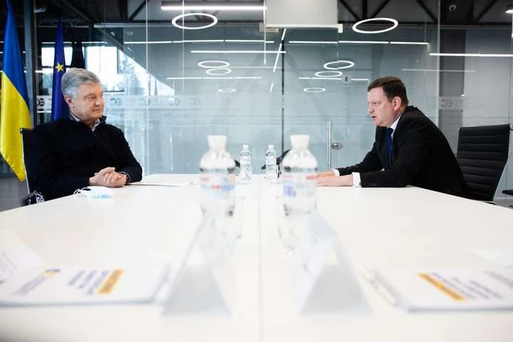 Порошенко обговорив з послом Латвії ситуацію на Донбасі