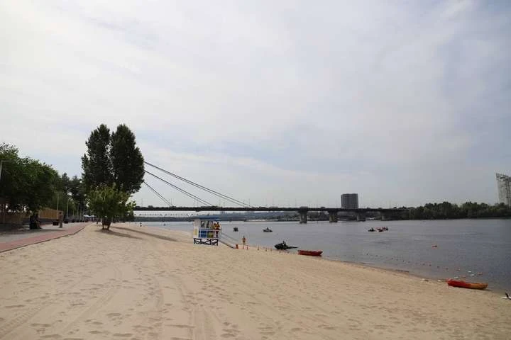 Цього тижня в Києві рятувальники зупинили понад 260 охочих стрибнути з мостів у воду