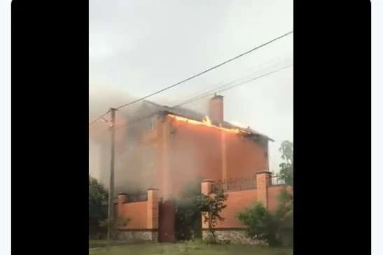 У селі під Києвом блискавка підпалила будинок