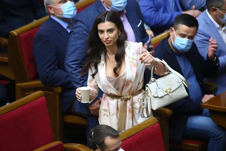«Слуга» народа в Раде похвасталась сумкой за 20 «минималок» (фото)