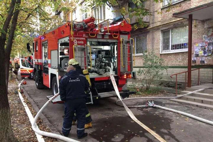 Під час пожежі у столичній багатоповерхівці загинув чоловік (фото)