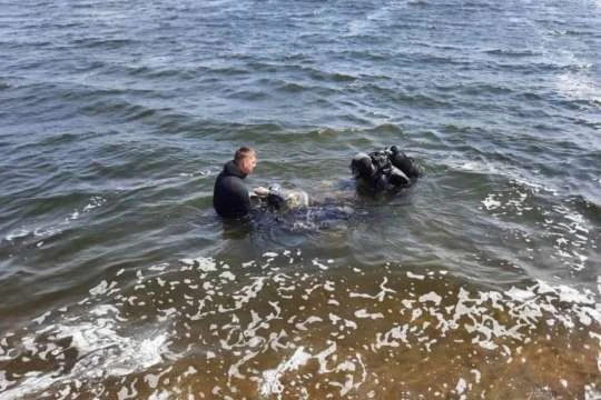 Із затоки на Оболоні водолази дістали тіло чоловіка