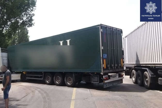 На трасі під Києвом зіткнулися три вантажівки, рух заблоковано
