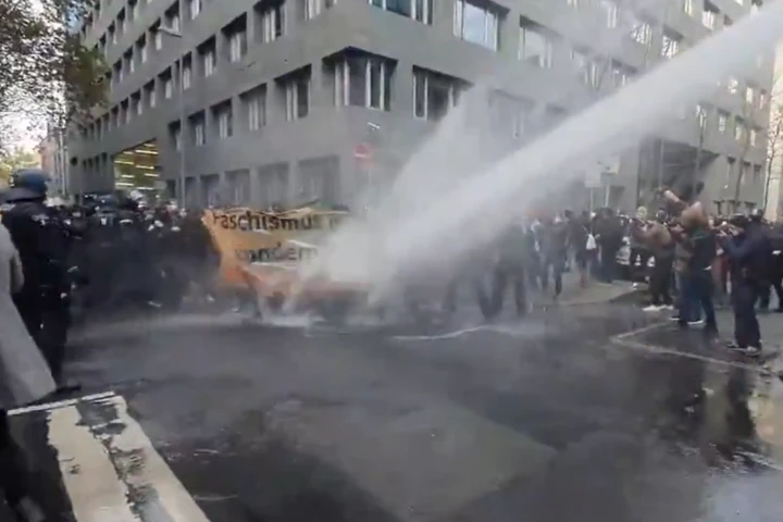 Німецька поліція розганяє водометами акцію протесту проти карантину