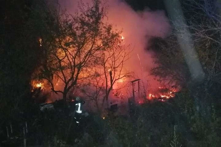 Під час ліквідації пожежі рятувальники виявили у смітті тіло чоловіка