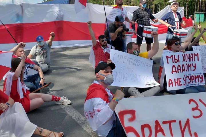 Білоруси, які втекли від режиму Лукашенка заблокували рух на українському кордоні (фото, відео)
