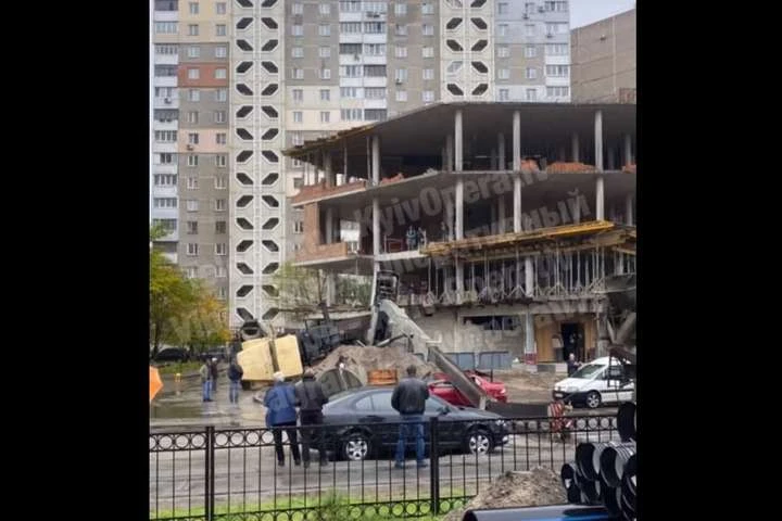 На столичних Осокорках упав будівельний кран (відео)