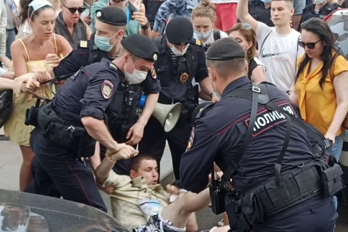 В Москві жорстко розігнали мітинг проти примусової вакцинації