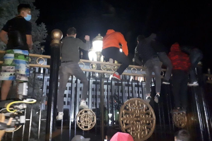У Киргизстані протестувальники штурмують Білий дім