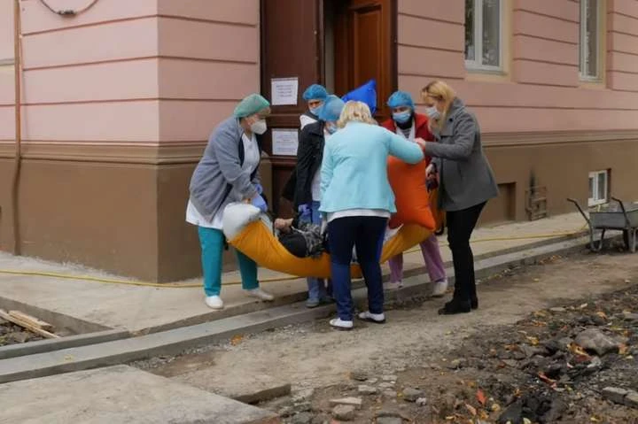 Важкохворого з Covid-19 до реанімації несли на руках. Моторошне відео з Чернівців
